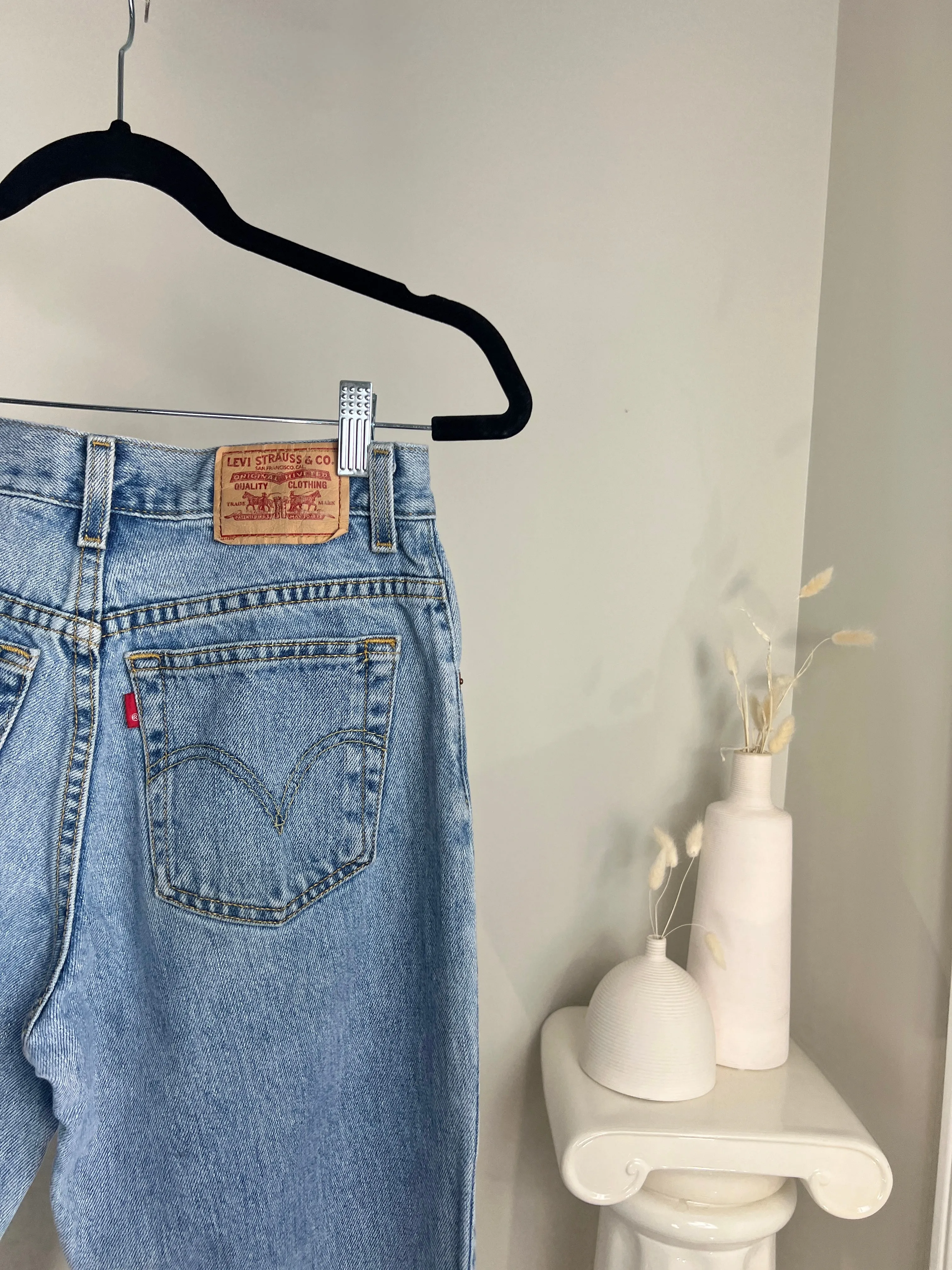 VINTAGE LEVI'S 550 RELAXED TAPERED FIT LIGHT/MEDIUM WASH JEANS - SIZE 26/27